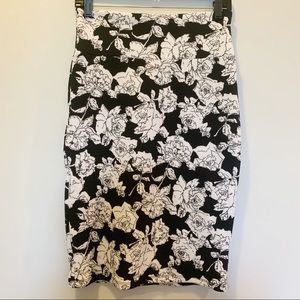 LulaRoe | Black and White Cassie Skirt | Small